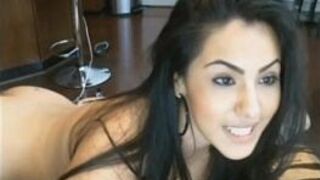 Lovely brunette camgirl sexmachine live show - porn video