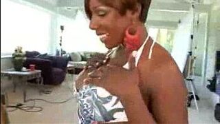 Ebony slut fucking her large butt - porn video